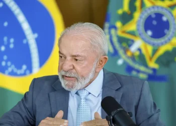 Lula afirma que mundo não dá direito a Trump ameaçar um país