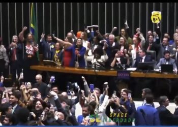 VÍDEO: esquerda grita nome de Lula após Câmara aprovar PEC do fim da escala 6×1