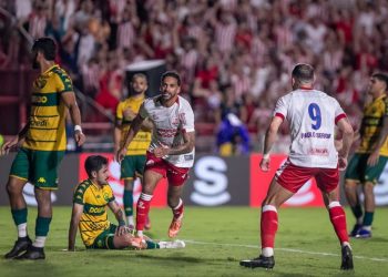 Náutico bate o Cuiabá nos Aflitos e assume a liderança da Série B