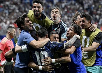 Argentina busca virada histórica nos acréscimos, elimina a Inglaterra e está na final da Copa do Mundo