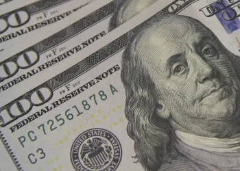 Dólar encosta em R$ 5,10 com tarifaço e tensão global