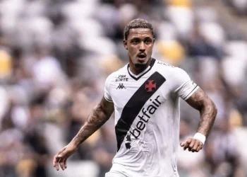 Atacante do Vasco é alvo de operação contra tráfico de drogas e armas; polícia vai ao CT