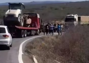 Moradores e indígenas fazem manifestação no Trevo do Ibó por desvio de ponte na BR-428