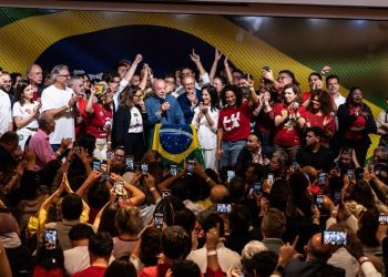 Mercado reage à vitória de Lula com queda de ações brasileiras no exterior e pressão sobre o real