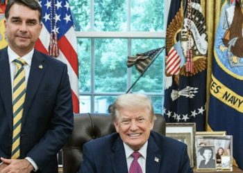 Flávio Bolsonaro fugiu com a família para os EUA e pedirá asilo político a Trump
