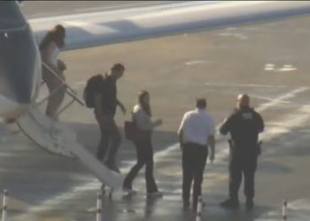 Flávio Bolsonaro, esposa e filhas acabam de desembarcar em Miami, nos Estados Unidos